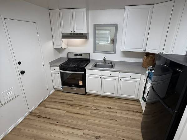 Listing photo 1 of 5