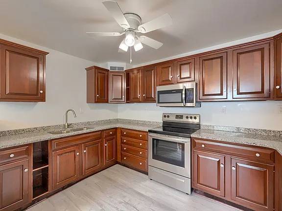 Listing photo 1 of 3