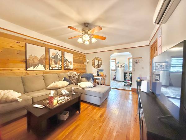 Listing photo 1 of 5