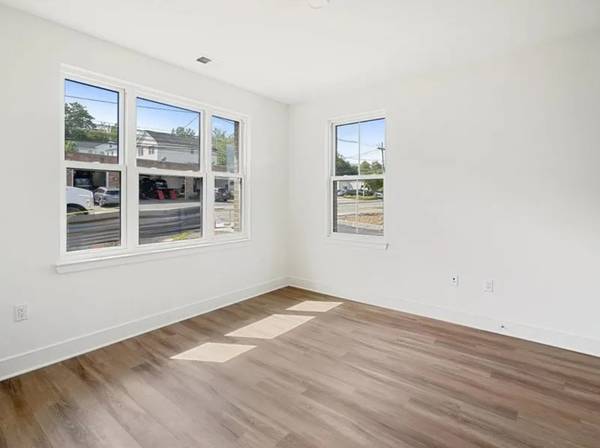Listing photo 1 of 4