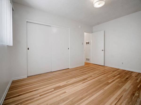 Listing photo 1 of 4