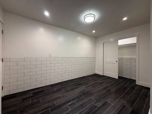 Listing photo 1 of 4