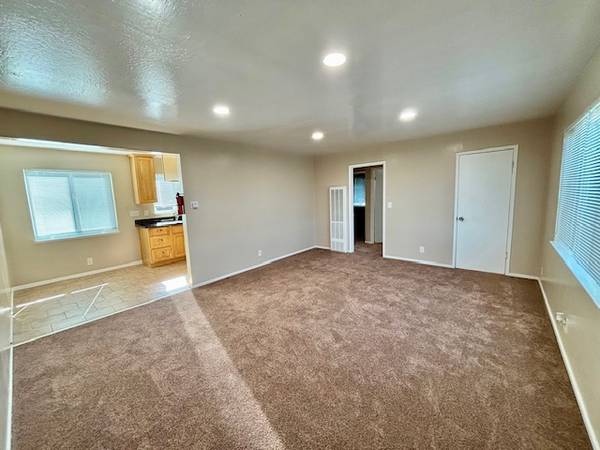 Listing photo 1 of 5