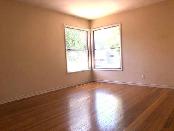 Listing photo 1 of 4