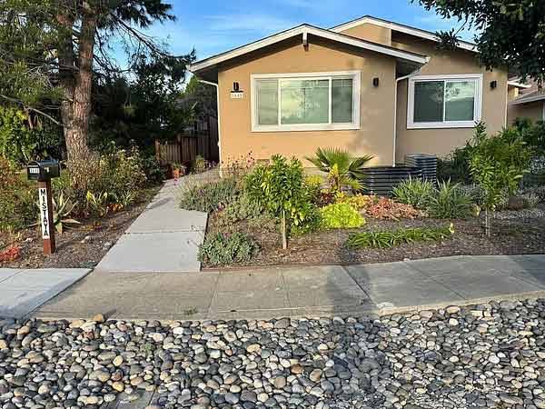 Listing photo 1 of 4