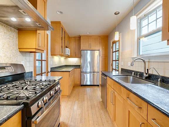 Listing photo 1 of 5