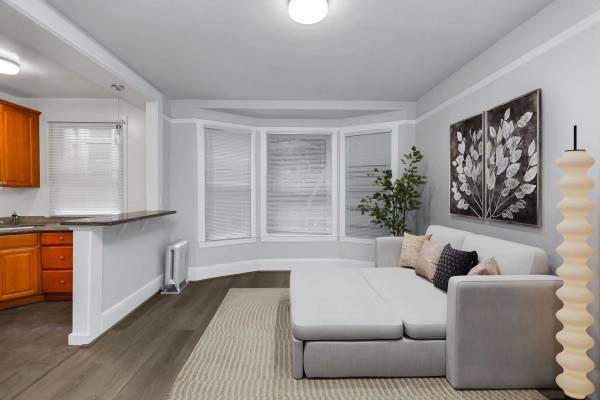 Listing photo 1 of 5