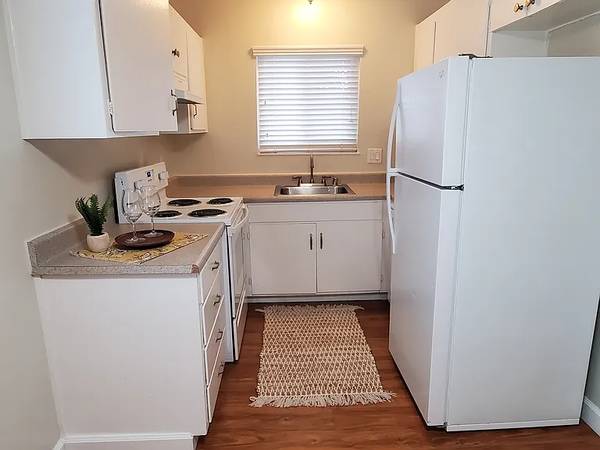 Listing photo 1 of 5