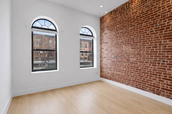 Listing photo 1 of 5