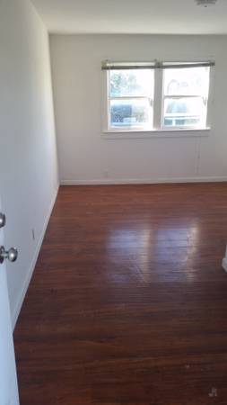 Listing photo 1 of 2