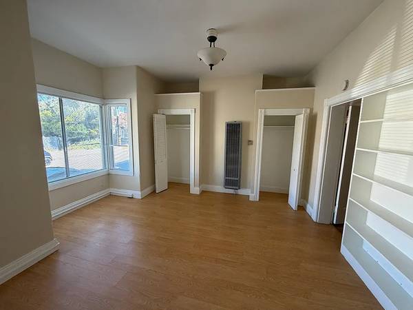 Listing photo 1 of 4