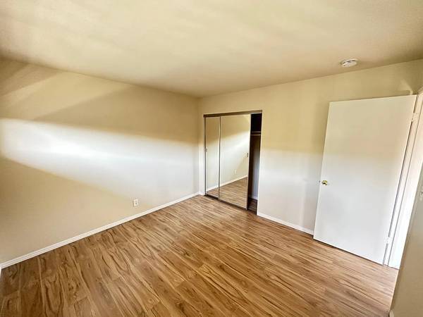 Listing photo 1 of 4