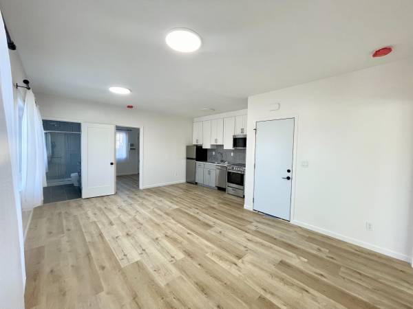 Listing photo 1 of 5