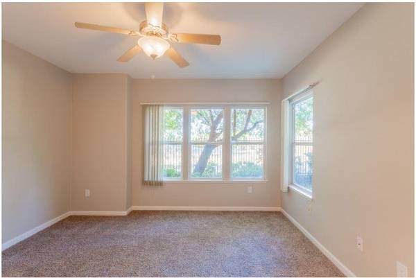 Listing photo 1 of 4