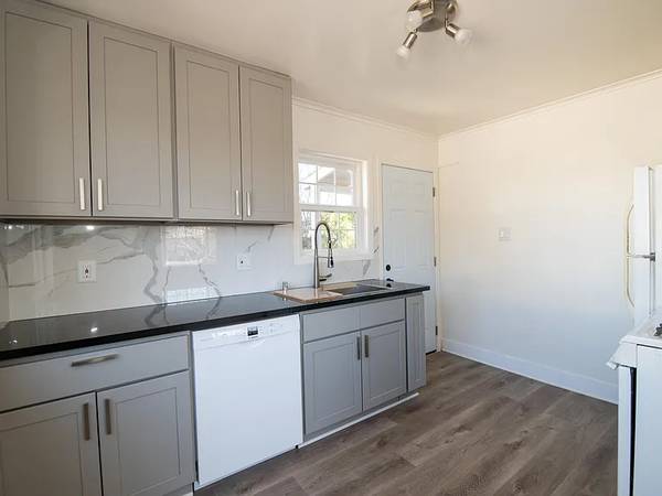 Listing photo 1 of 5