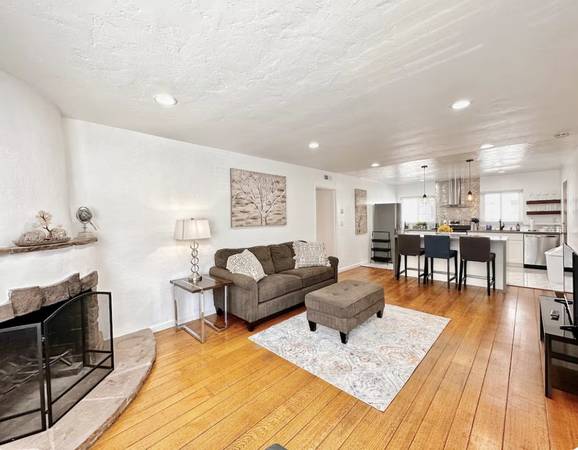 Listing photo 1 of 5