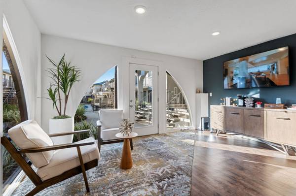 Listing photo 1 of 5