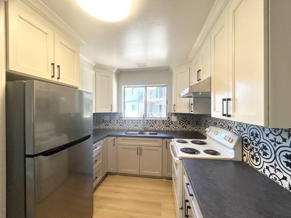 Listing photo 1 of 3