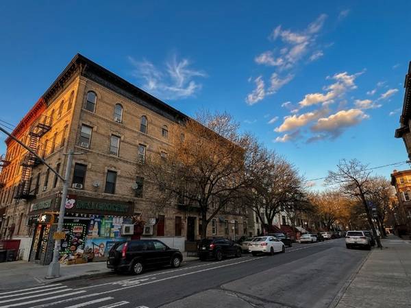 Listing photo 1 of 5