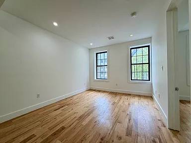 Listing photo 1 of 3