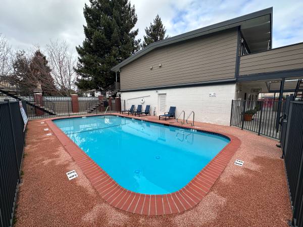 Listing photo 1 of 5