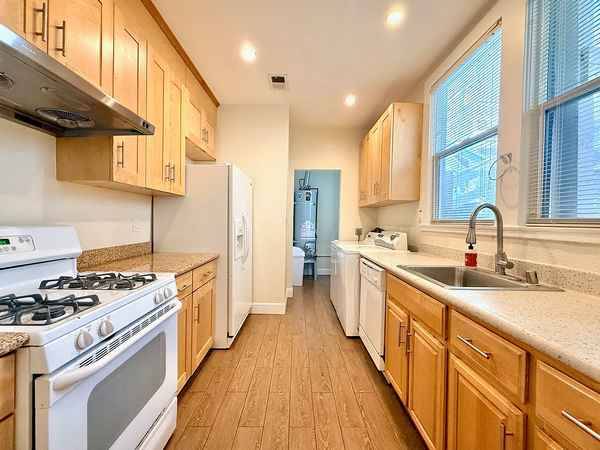 Listing photo 1 of 4
