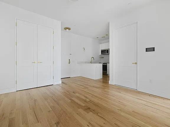 Listing photo 1 of 4