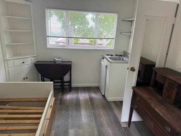 Listing photo 1 of 5