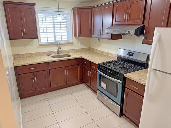 Listing photo 1 of 5
