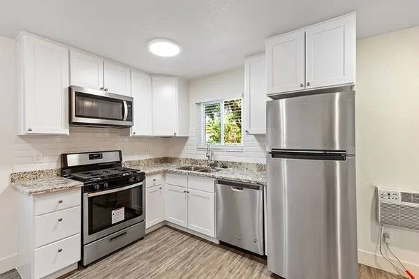Listing photo 1 of 4