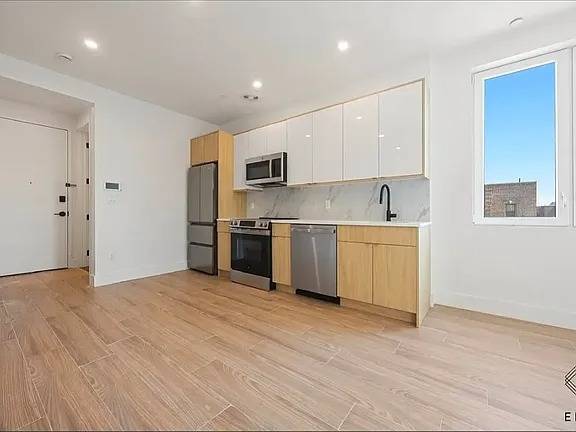 Listing photo 1 of 4