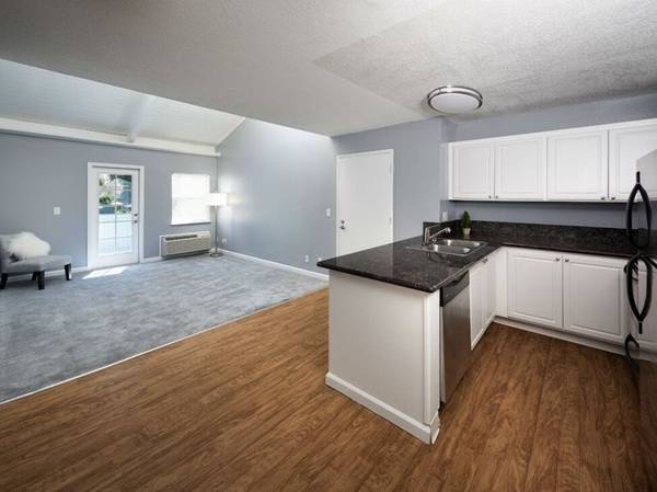 Listing photo 1 of 4