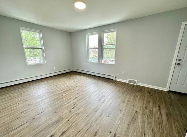 Listing photo 1 of 5