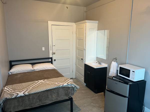 Listing photo 1 of 4