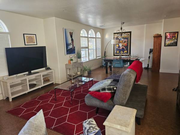 Listing photo 1 of 5