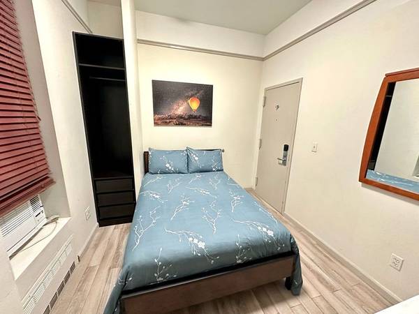 Listing photo 1 of 5