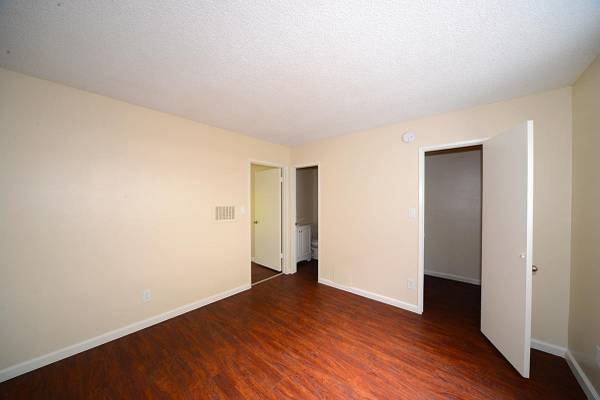Listing photo 1 of 4