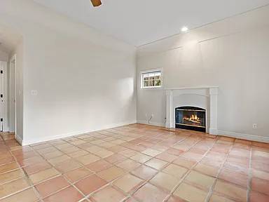 Listing photo 1 of 4