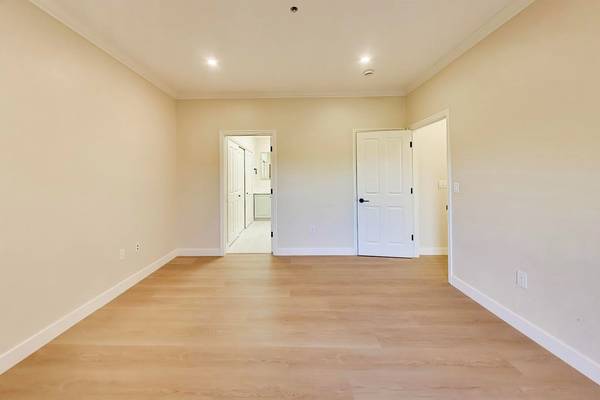 Listing photo 1 of 3