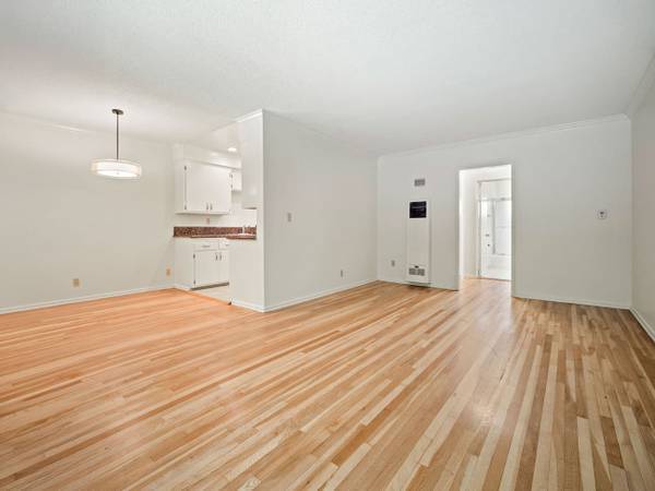 Listing photo 1 of 4