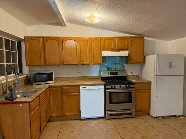 Listing photo 1 of 5