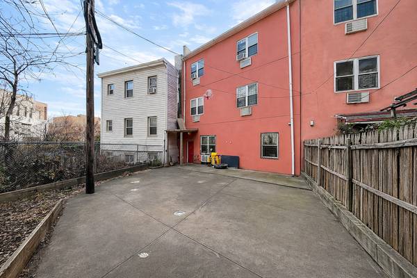 Listing photo 1 of 5