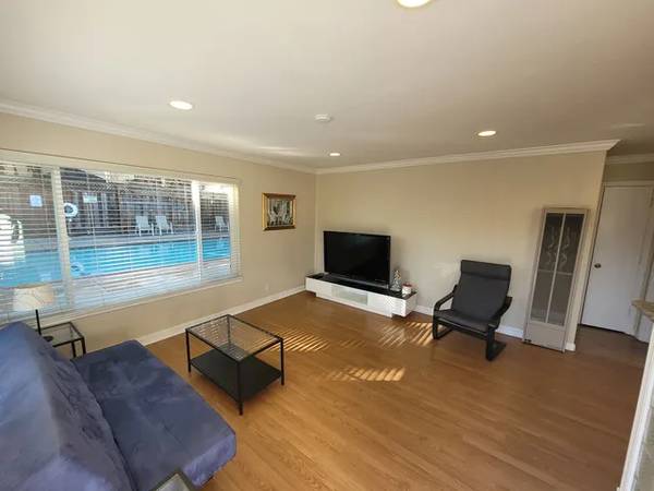 Listing photo 1 of 5