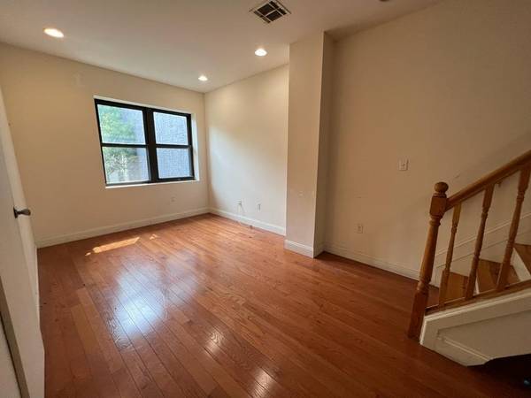 Listing photo 1 of 5