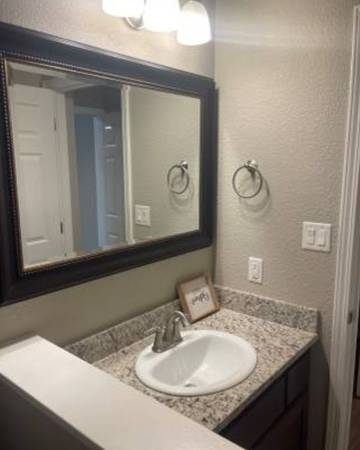 Listing photo 1 of 4