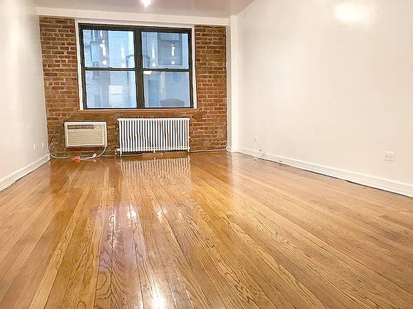 Listing photo 1 of 4