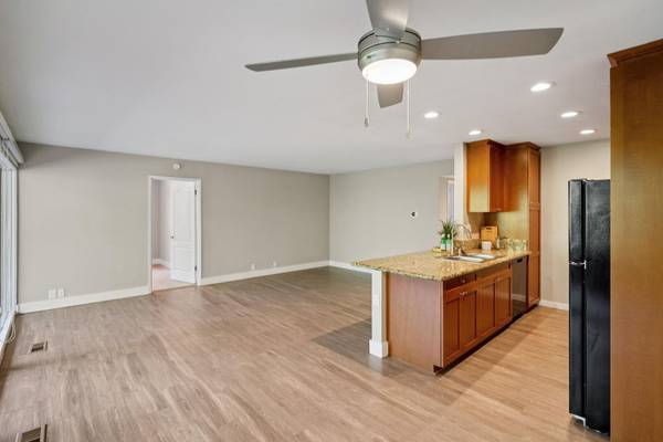 Listing photo 1 of 5