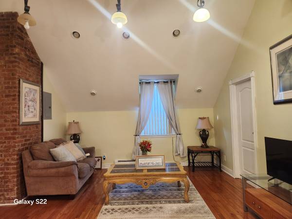 Listing photo 1 of 5