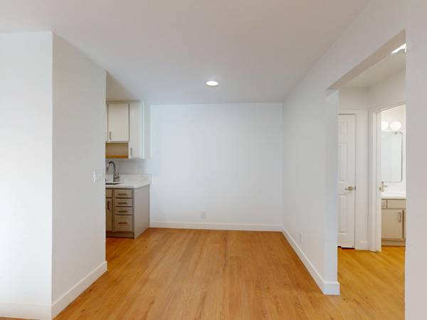 Listing photo 1 of 4