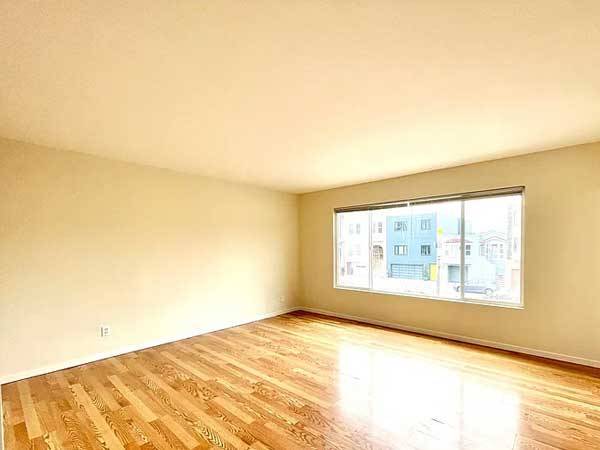 Listing photo 1 of 4